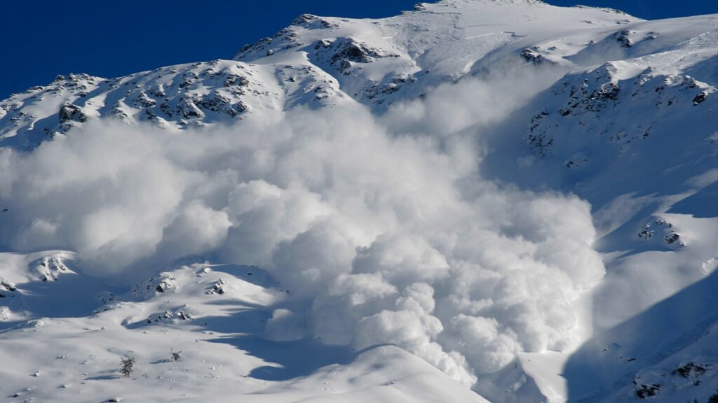 Avalancha de nieve deja 10 esquiadores desaparecidos y 6 varados cerca del lago Tahoe, en California