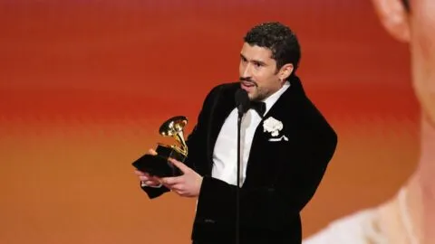 Bad Bunny critica política antimigrante de Trump y recibe ovación en los Grammy 2026: "¡Fuera ICE!"
