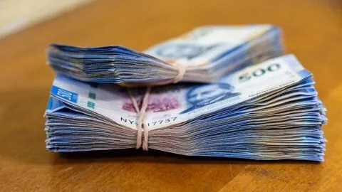 Exhiben a alcalde de Chignahuapan, aparece con un aparente fajo de billetes; él responde