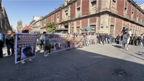 Bloquean Eje Central en CDMX por 4 turistas desaparecidos en Mazatlán