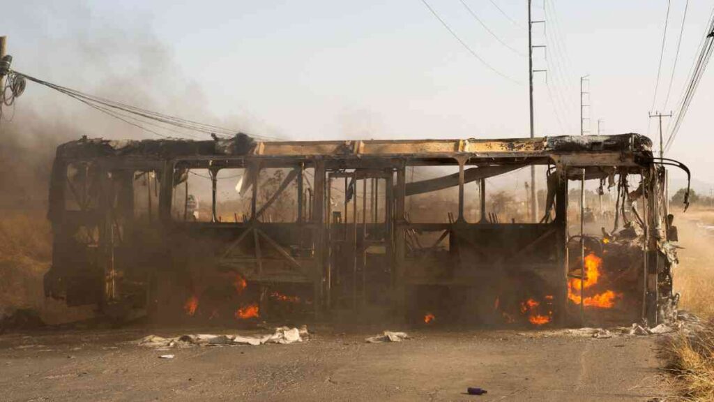 bloqueos y quema de autos en jalisco, michoacán y tamaulipas tras operativo federal