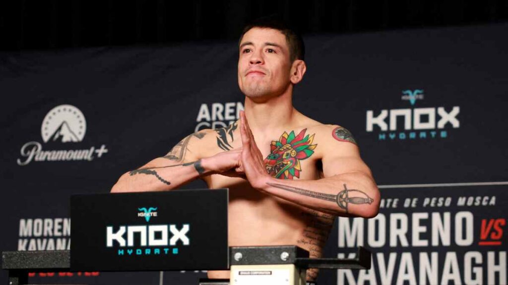 Brandon Moreno en la báscula previo a UFC México 2026