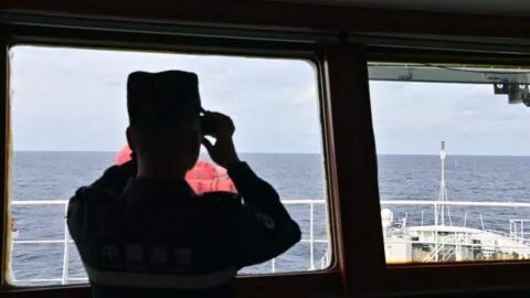 Dos buques de la Armada de Estados Unidos colisionan