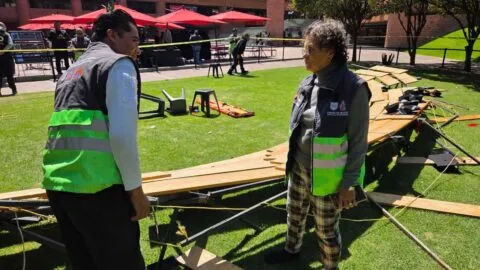 Caen de templete alumnos de la IBERO en plena foto de graduación; hay 10 lesionados: video