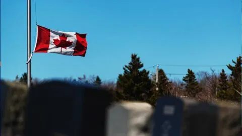 Policía reporta al menos 10 muertos tras tiroteo en remota zona de Canadá