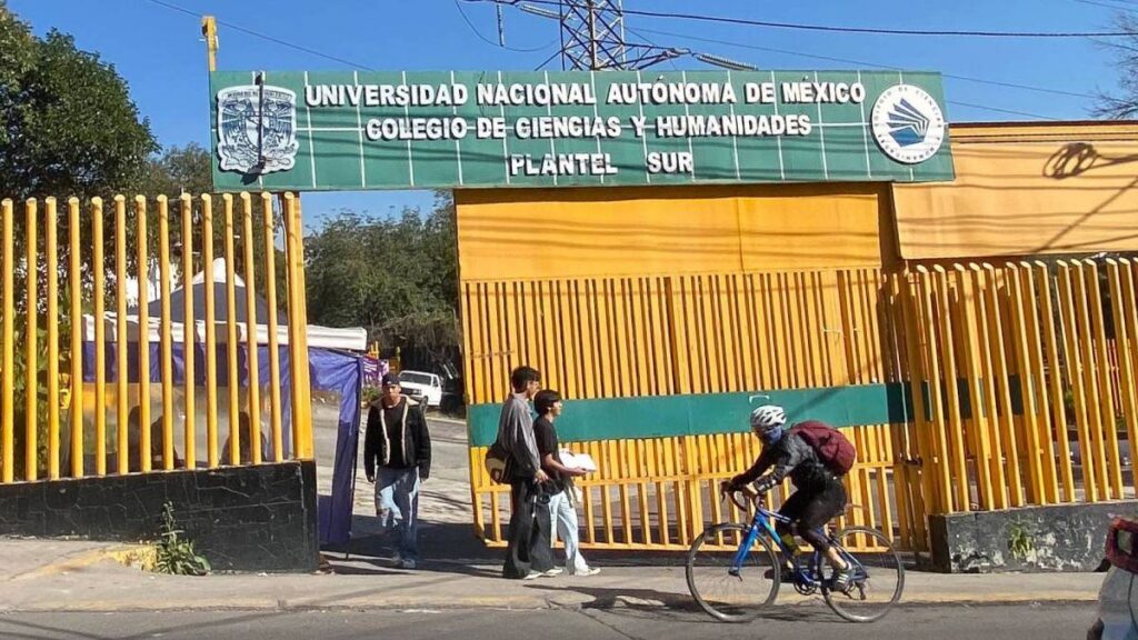 Estudiantes del CCH Sur regresan a clases presenciales.