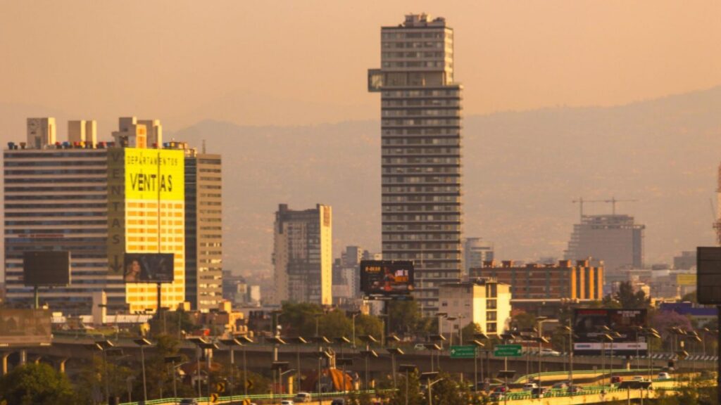 CDMX figura entre las 50 ciudades más contaminadas del mundo.