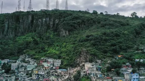 Buscan a desaparecidos en el Cerro del Chiquihuite