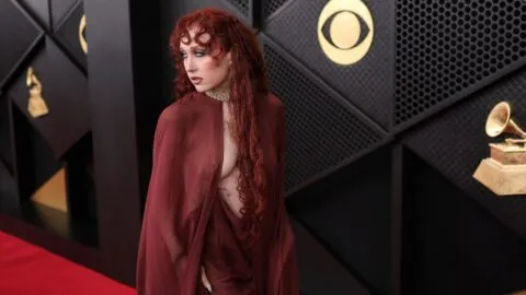 El atrevido vestido de Chappell Roan que "no dejó nada a la imaginación" en los Grammy 2026