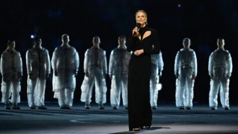 Charlize Theron ofrece un mensaje de paz en los Juegos Olímpicos de Invierno Milano Cortina 2026