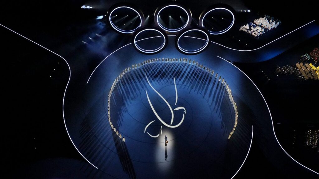 Charlize Theron dando su mensaje de paz.