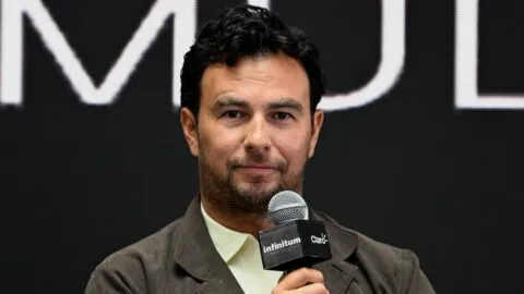 Checo Pérez revela el casco que usará en su regreso a la F1 con Cadillac