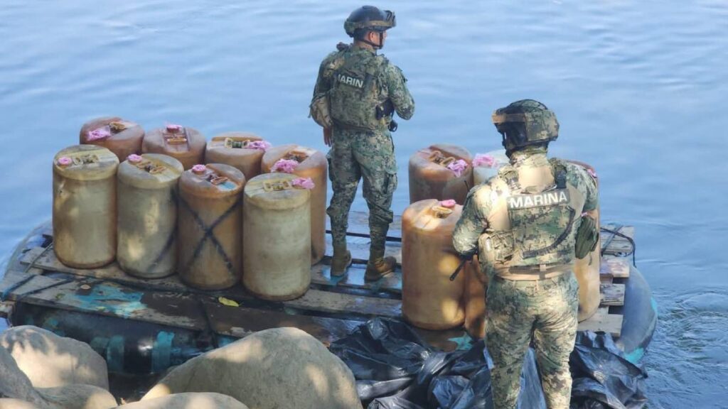 Marina impide cruce de combustible ilegal.