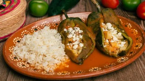 Paso a paso para hacer chiles rellenos sin capear y en caldillo