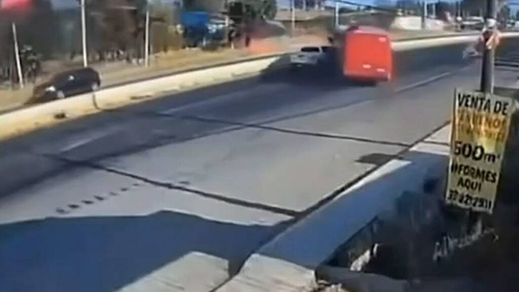 Captan como chofer embistió a criminales con el camión.