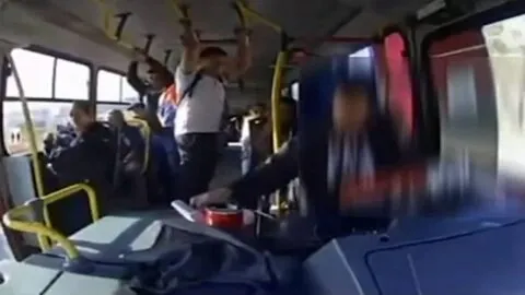 Chofer salva a pasajeros de bloqueos; "agárrense", grita antes de embestir a agresores