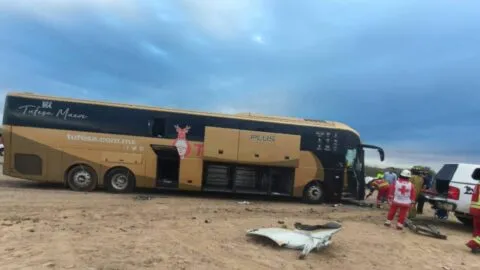 Fuerte choque en la Sonoyta-Caborca deja cinco muertos y 25 heridos