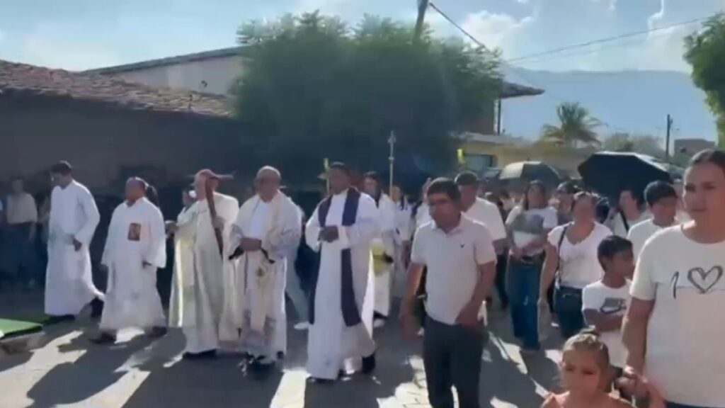 Con procesión, Iglesia y habitantes de Aguililla piden por la paz tras caída del "Mencho"