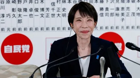 Con victoria aplastante, primera ministra de Japón obtiene histórica supermayoría parlamentaria