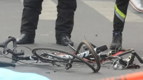 Camioneta atropella a padre e hija cuando iban a la escuela; todo quedó en video