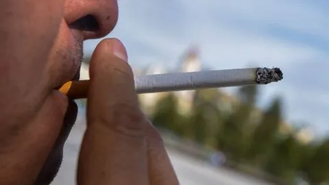 Cajetillas de cigarros cambian de imagen: nuevas advertencias entran en vigor en julio