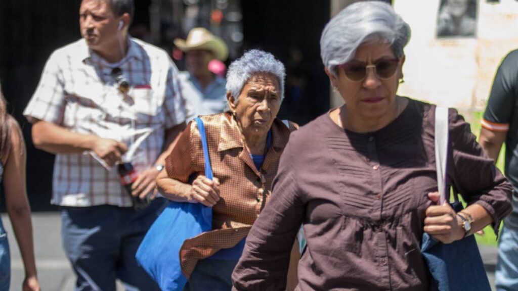 Mujeres mayores pueden acceder a una pensión.