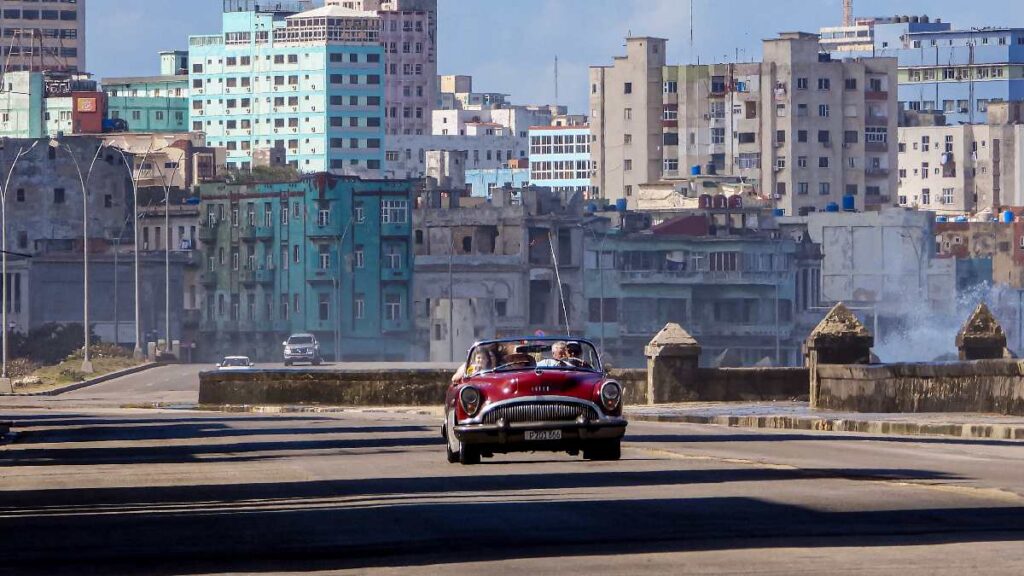 Cuba se queda sin turbosina y anuncia cambios en vuelos; agradece a México envío de ayuda humanitaria