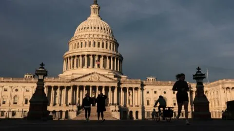 Detienen a joven de 18 años corriendo con una escopeta hacia el Capitolio, a una semana del informe de Trump