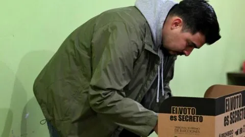 Inicia elección presidencial en Costa Rica con favoritismo hacia línea dura contra el narco