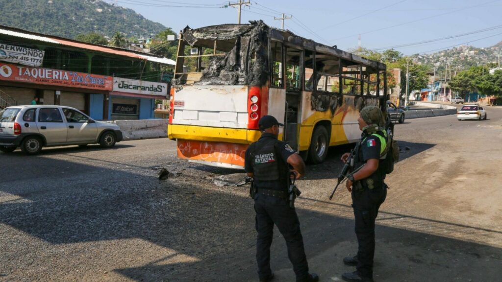 Embajadas de 3 países alertan a sus ciudadanos en México por oleada de violencia; aerolíneas cancelan vuelos