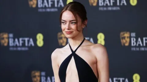 Emma Stone preocupa a fans tras desfilar en alfombra roja de los BAFTA 2026