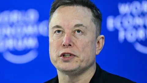 Francia va contra Musk: lo citan por sesgos en X, escándalos de Grok y allanan oficinas