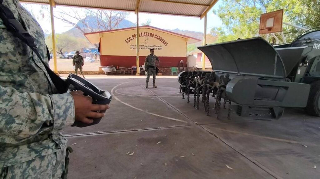 Militares en escuelas de Apatzingán.