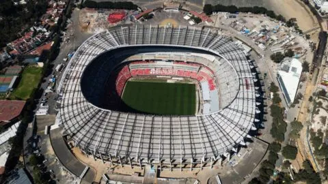 El Estadio Azteca se transforma rumbo al Mundial 2026; instalan nueva cubierta roja