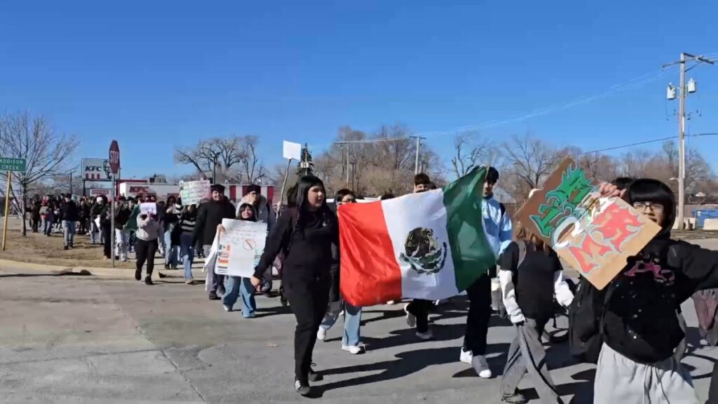 Estudiantes de Chicago alzan la voz por sus padres migrantes, exigen la salida de ICE