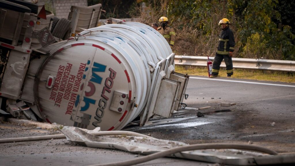 Explota pipa sobre la carretera Panamericana en Zanatepec, Oaxaca, no se reportan víctimas