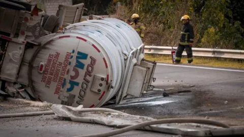 Explota pipa sobre la carretera Panamericana en Zanatepec, Oaxaca, no se reportan víctimas