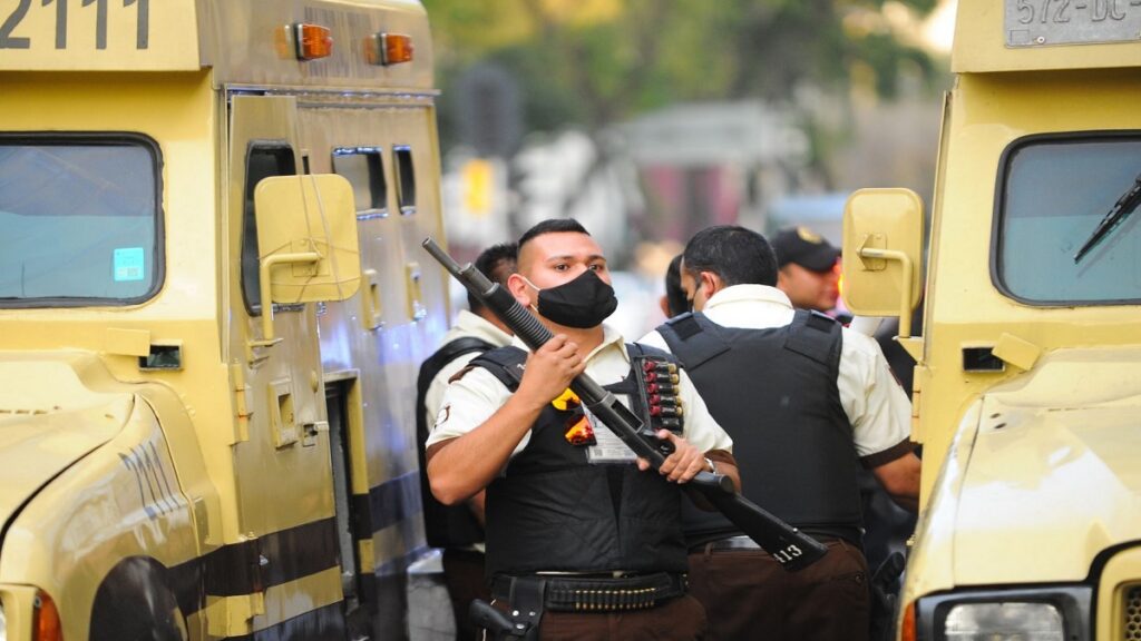 franelero-es-embestido-por-camioneta-de-valores-en-calles-de-cdmx