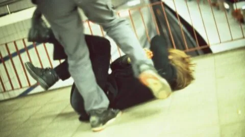 Fuerte video: alumno golpea a compañera de secundaria en Veracruz; SEV reacciona