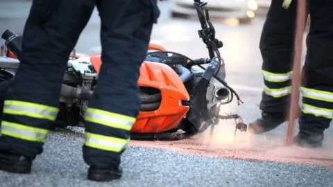 Fuertes imágenes: motociclista choca de frente al rebasar en la México-Cuernavaca