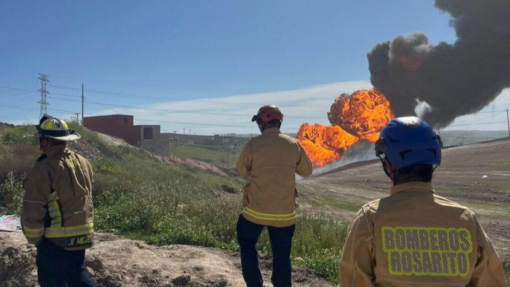 Fuga en ducto de Pemex provoca incendio y evacuaciones en Rosarito; no hay lesionados
