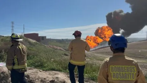 Fuga en ducto de Pemex provoca incendio y evacuaciones en Rosarito; no hay lesionados