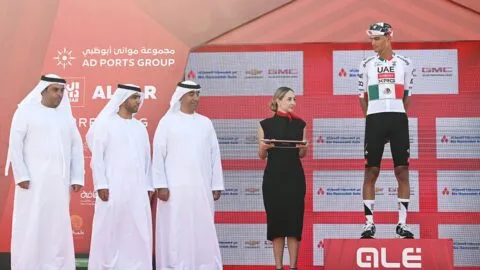 Isaac del Toro domina la etapa inaugural y estrena el maillot en el UAE Tour 2026