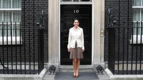 Sale a la luz video de Ghislaine Maxwell, exnovia de Jeffrey Epstein, en su celda del penal de Brooklyn