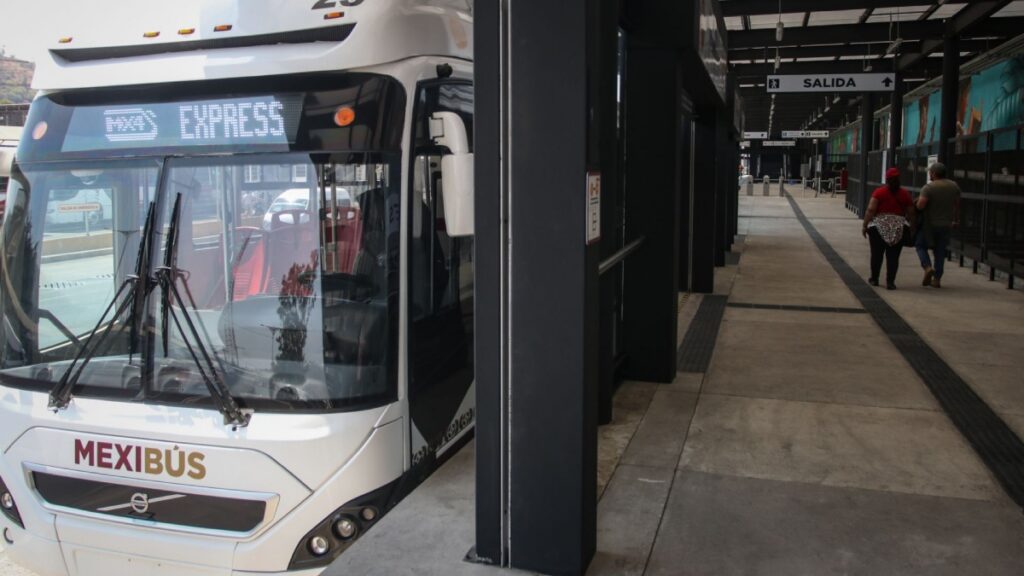 Guardia de seguridad del Mexibús Línea 4 golpea a adulto mayor; lo captan en video