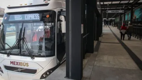 Guardia de seguridad del Mexibús Línea 4 golpea a adulto mayor; lo captan en video