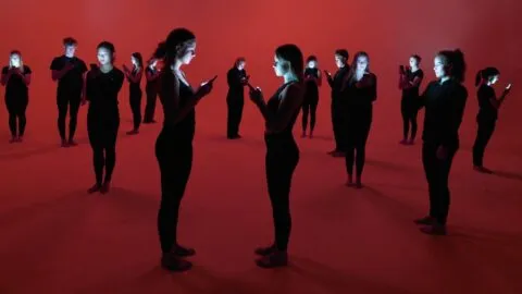 Hiperconectividad y soledad: la paradoja de estar siempre en línea pero sentirse aislado