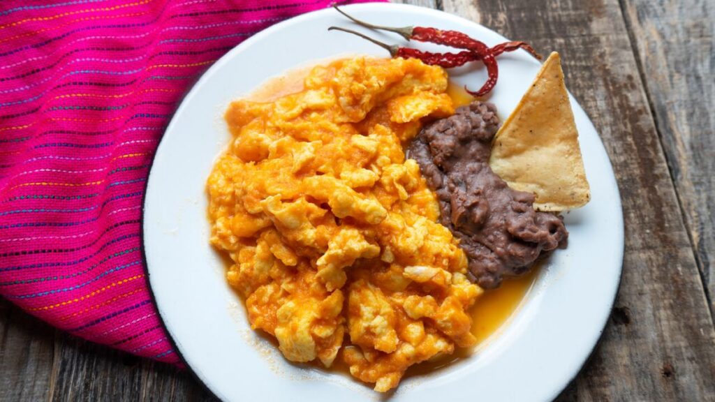 Huevos al albañil: ¿cómo se prepara el desayuno mexicano que nunca falla?