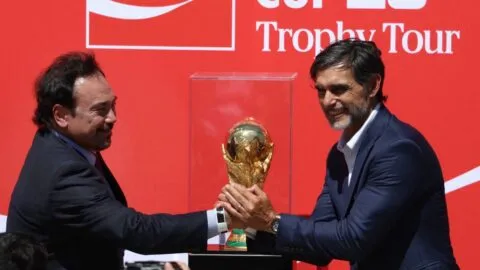 ¡La Copa ya está en México! Hugo Sánchez recibió el trofeo del Mundial 2026 en el AIFA