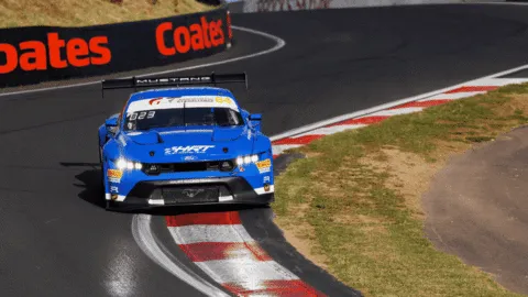 Impactante: auto choca contra canguro y se incendia en plena carrera